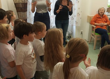 Děti  ze 17. MŠ, zpěv a povídání o podzimu