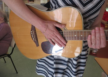 Muzikoterapie jako nalezení cesty k sobě (pro lidi s Alzheimerovou nemocí)