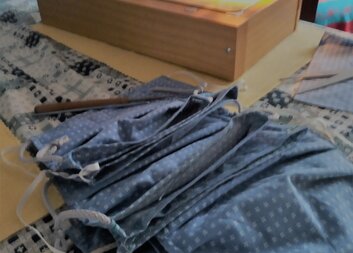 Šijeme roušky, které potřebujeme pro nepřetržitou práci se seniory 