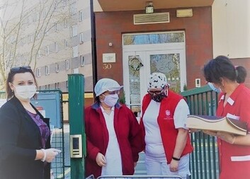 Crosscafé ze Slovan obdarovalo seniory výtečnými zákusky