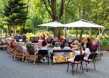 Milujeme posezení na zahradě