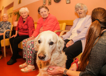 Návštěvy seniorů i petterapie zpestřují aktivizační program