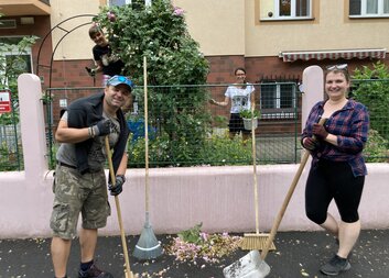 Dobrovolníci z Plzeňského Prazdroje pomohli na zahradě Domova sv. Aloise
