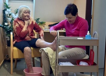 Pedikérka a kadeřnice pečují o vzhled a zdraví seniorů v Domově sv. Aloise