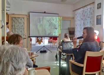 Senioři se podívali do Zambie na přednášce Jany Fojtíčkové