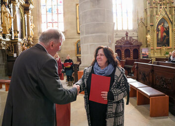 Jitka Hartmannová z Domova sv. Aloise spolu s dalšími pracovníky a dobrovolníky charity převzala Ocenění sv. Vincence z Pauly